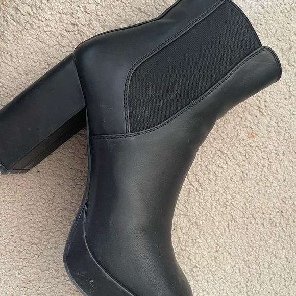 Black high heels boots - Picture 3 of 3